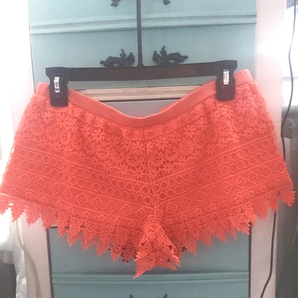 H&M Divided Crochet lace Scalloped Mid Rise Shorts Sz M - Picture 4 of 8